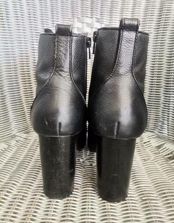 STEVE MADDEN Black Leather Ankle Boots – Size 5.5