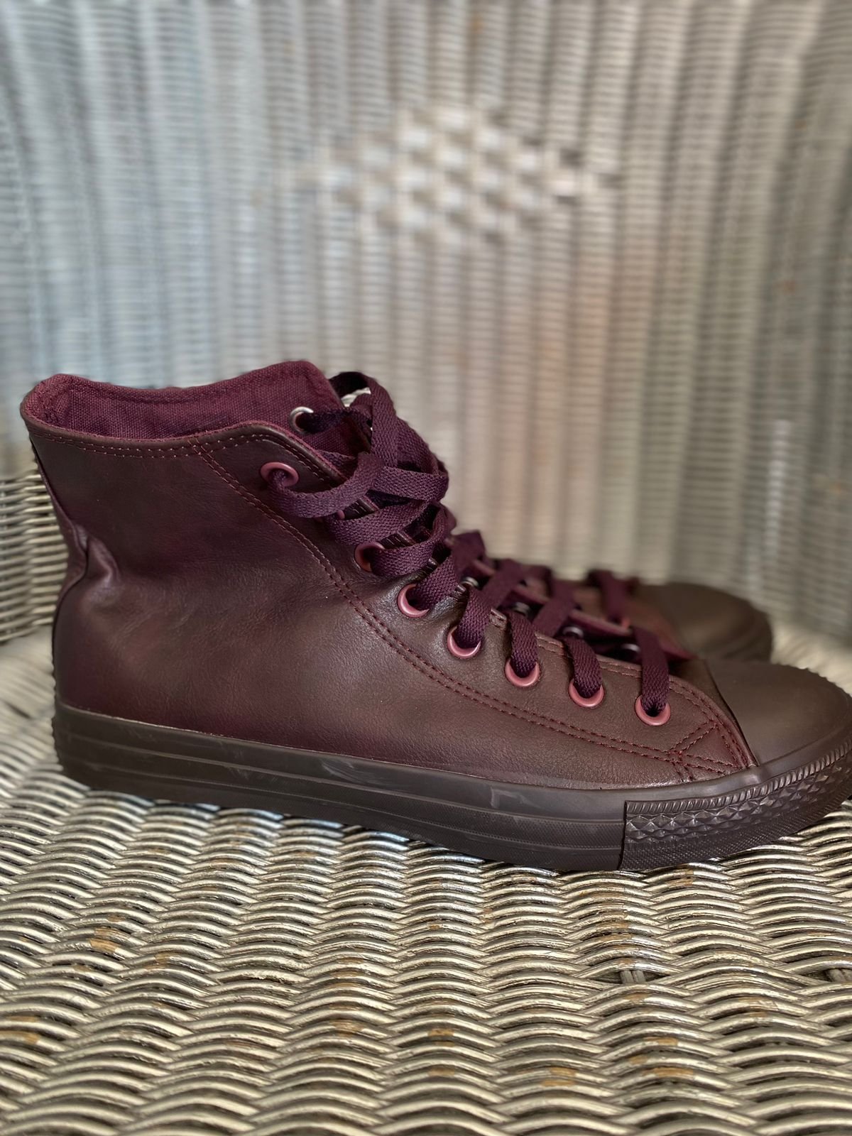 SOVIET Viper Hicut Sneakers in Burgundy – Size 9