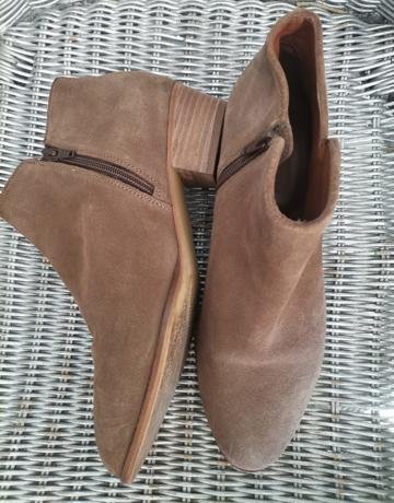 RARE EARTH Leather Ankle Boots – Size 7