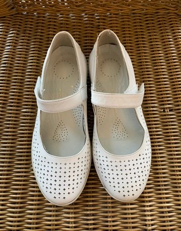Viaveneto White Pumps- Size 36