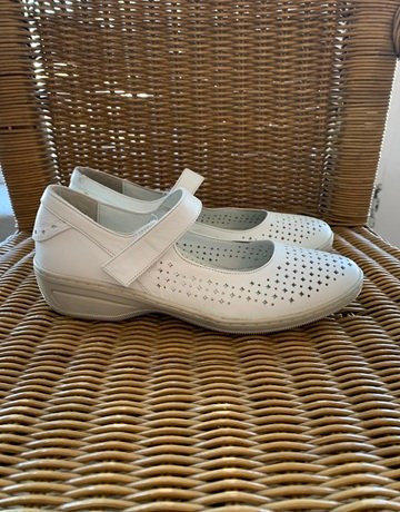 Viaveneto White Pumps- Size 36