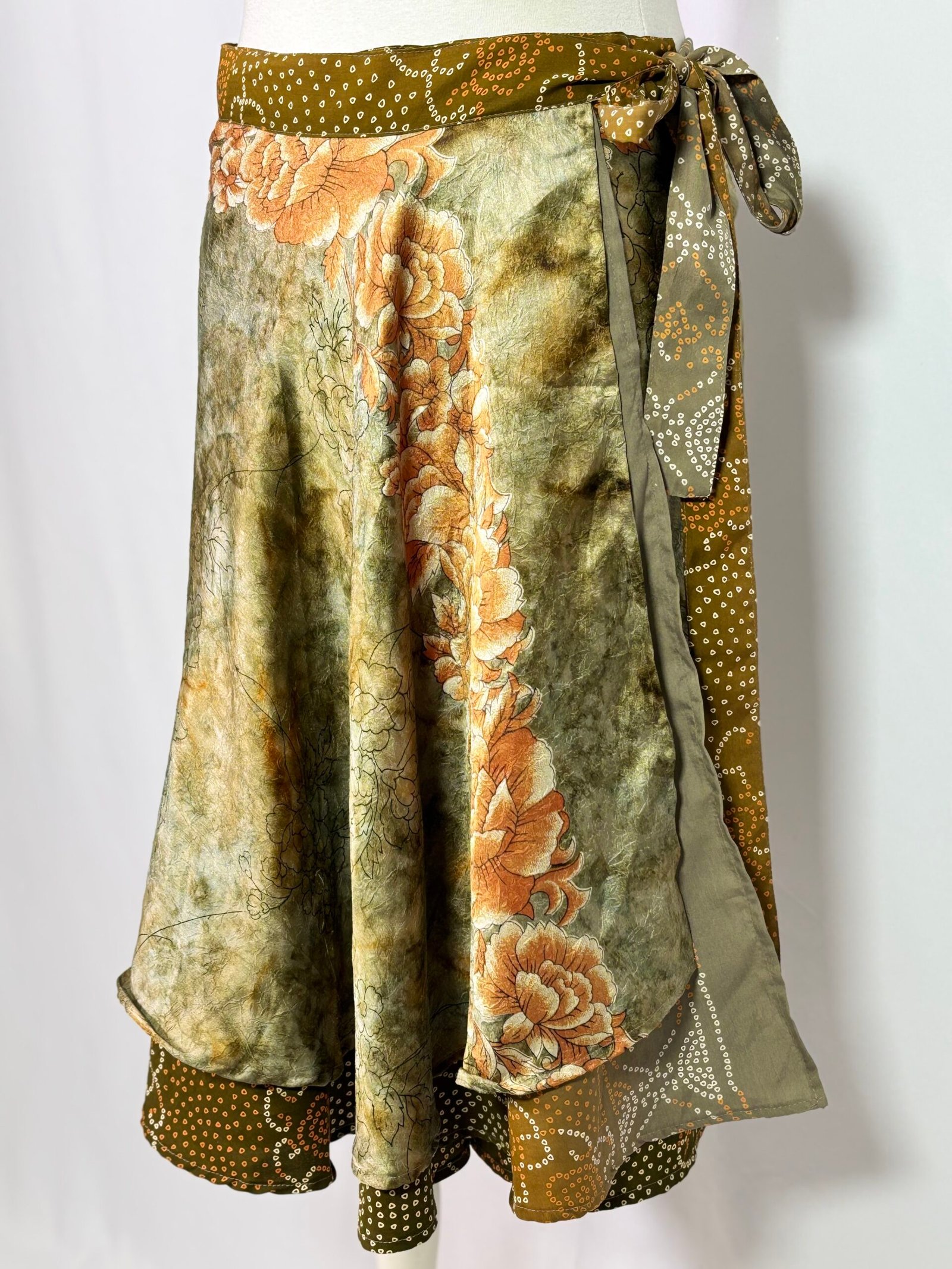 MERCH & CO. Silk Skirt Size Free