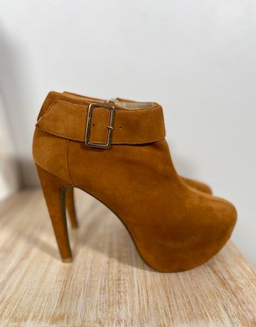 Loretta Klein Tan Suede Booties – Size: SA 8/Eur 41