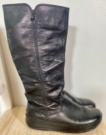 Black Leather FitFlop Boots – Size: SA6/Eur 39