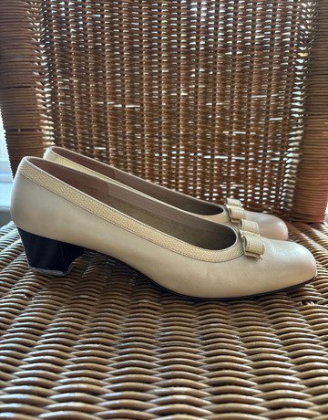 Salvatore Ferragamo Cream Pumps- Size 5.5