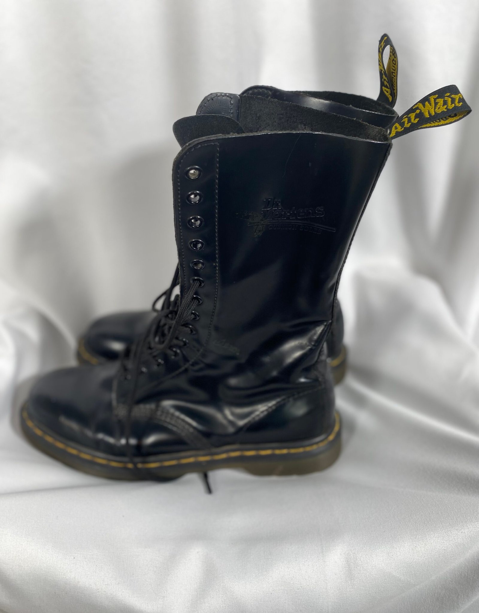 Dr. Martens (28 Up) – Size 7.5