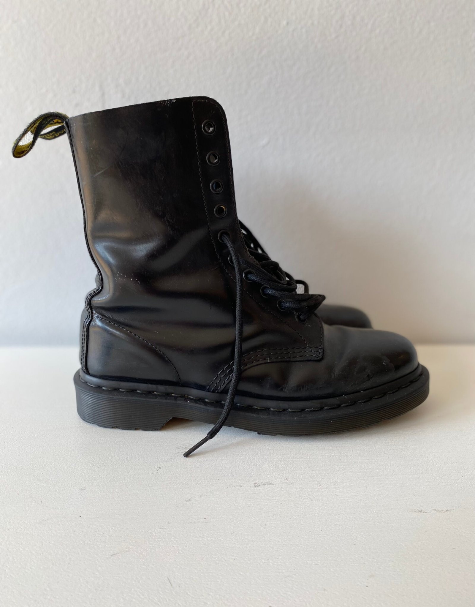 Dr. Martins (Leather 20 Up) – Size: 6