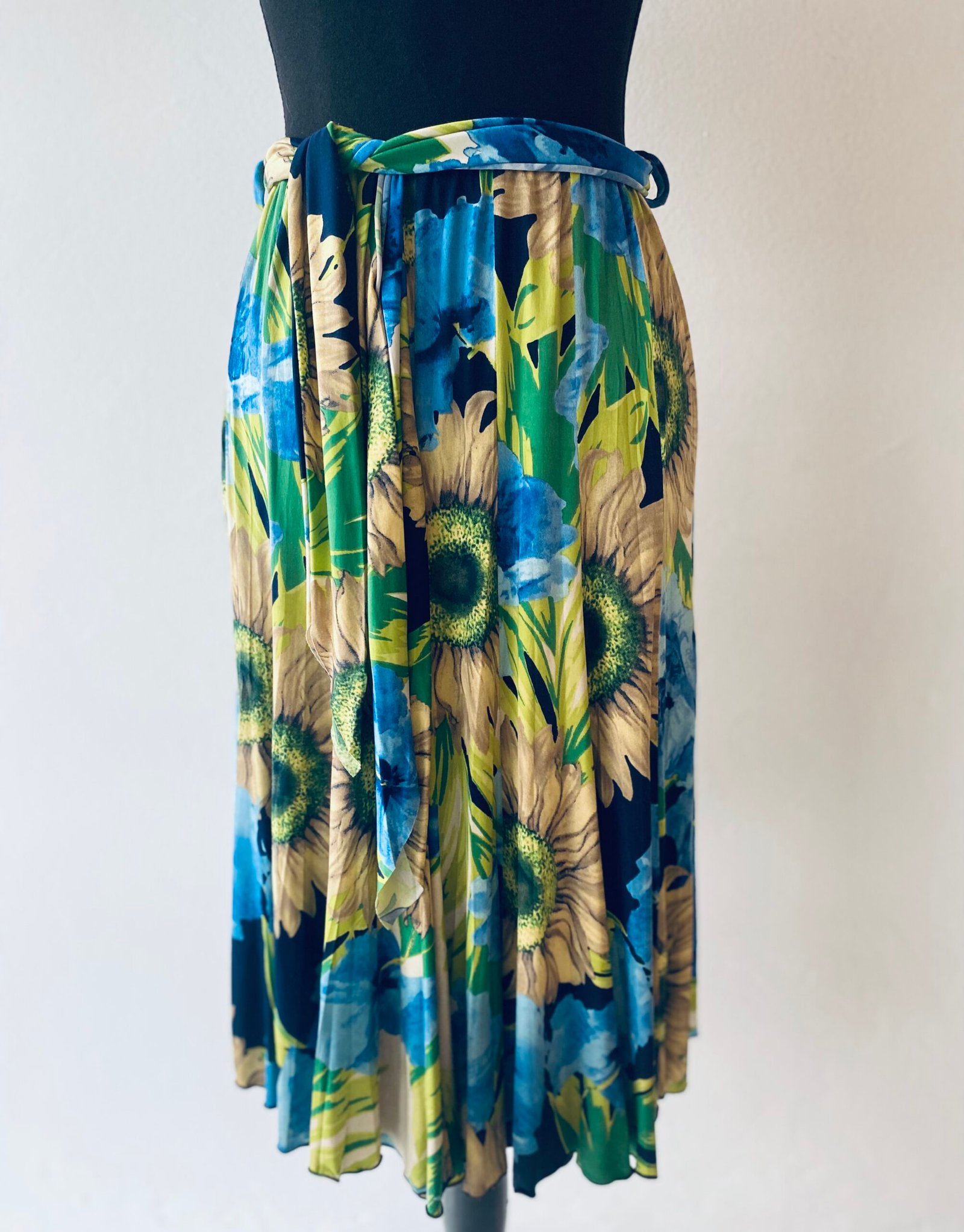 Violette & Sarah (skirt) - Size: SA 8