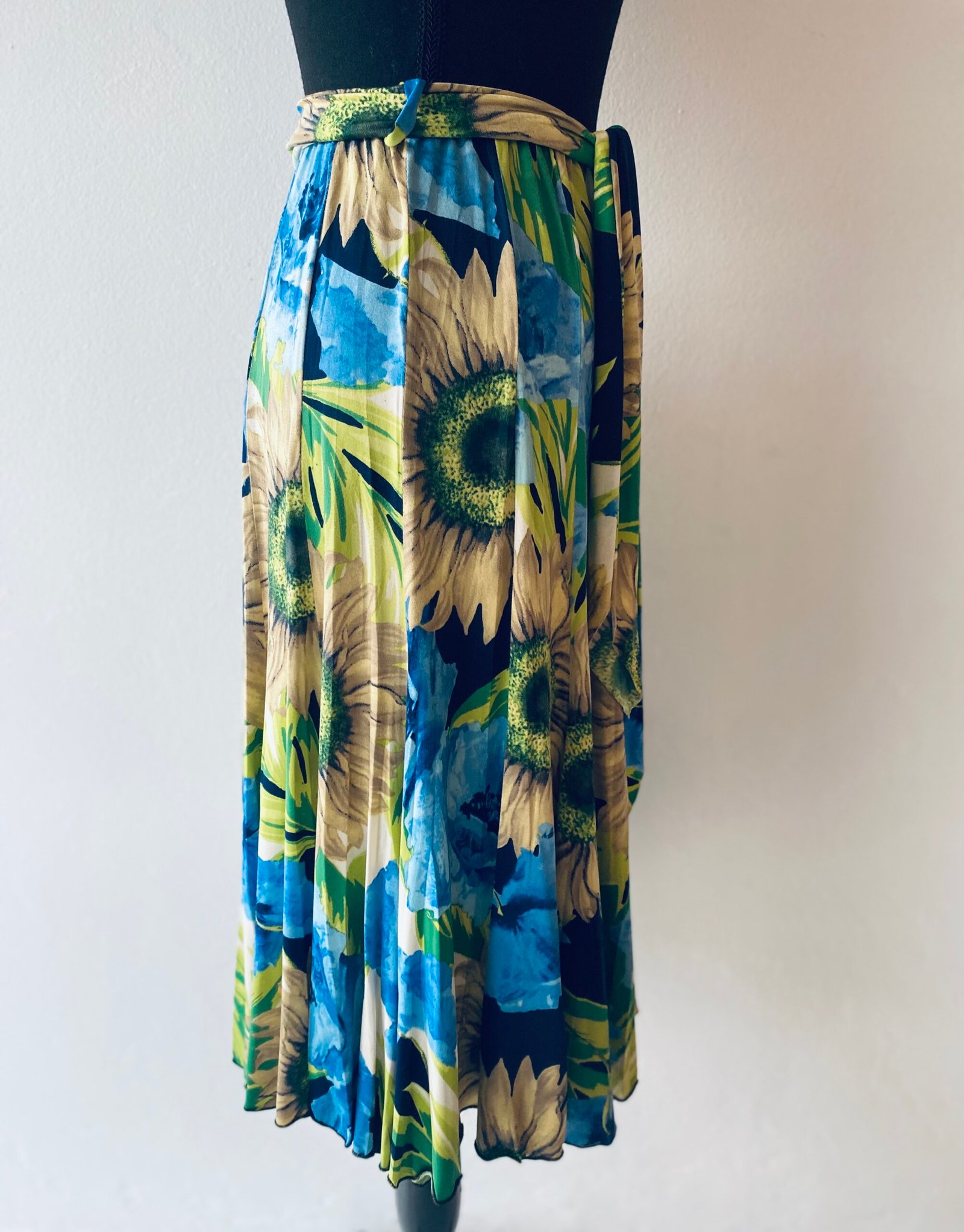 Violette & Sarah (skirt) – Size: SA 8